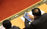 Đại biểu Quốc hội tra cứu tài liệu qua máy tính bảng